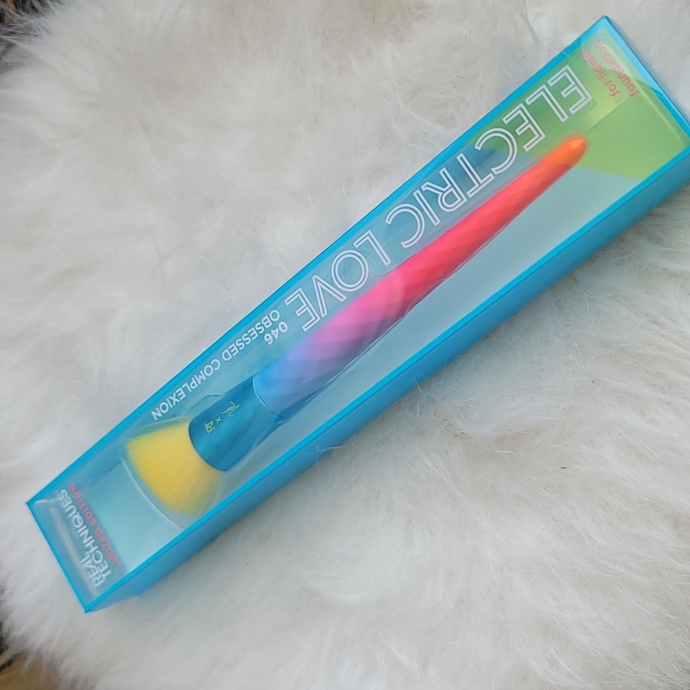 Real Thechniques Limited Edition Foundation Brush